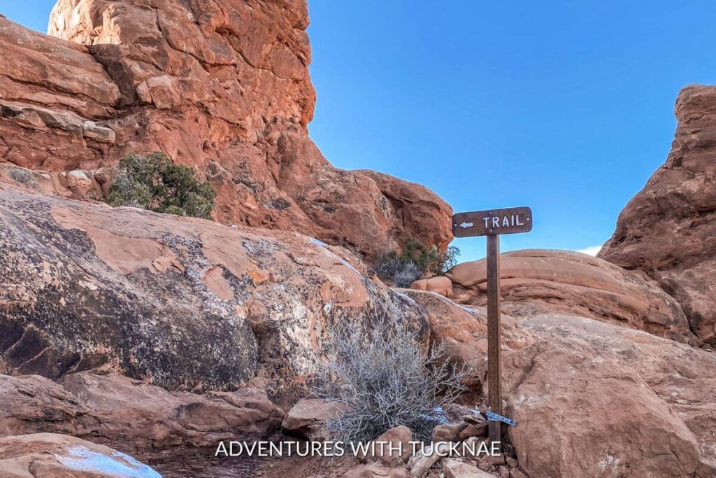 A trail marker sign on a primitive trail in Arches National Park. 