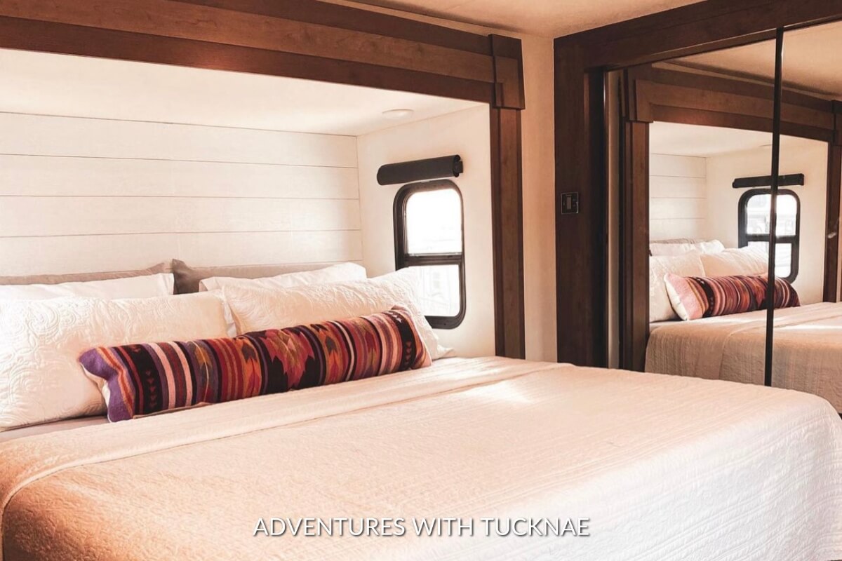 21 Gorgeous RV Bedroom Makeovers & Cozy Remodel Ideas