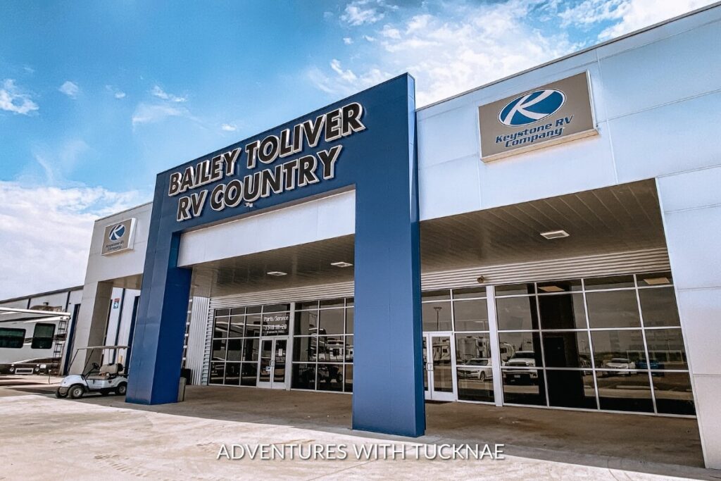 Exterior view of Bailey Toliver RV Country dealership with Keystone RV Company logo, under a clear sky.